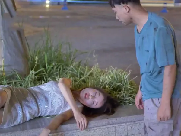 phim sex gay hàn quốc Gã ăn xin cơ hội đưa cô gái say xỉn về nhà rồi tranh thủ địt…